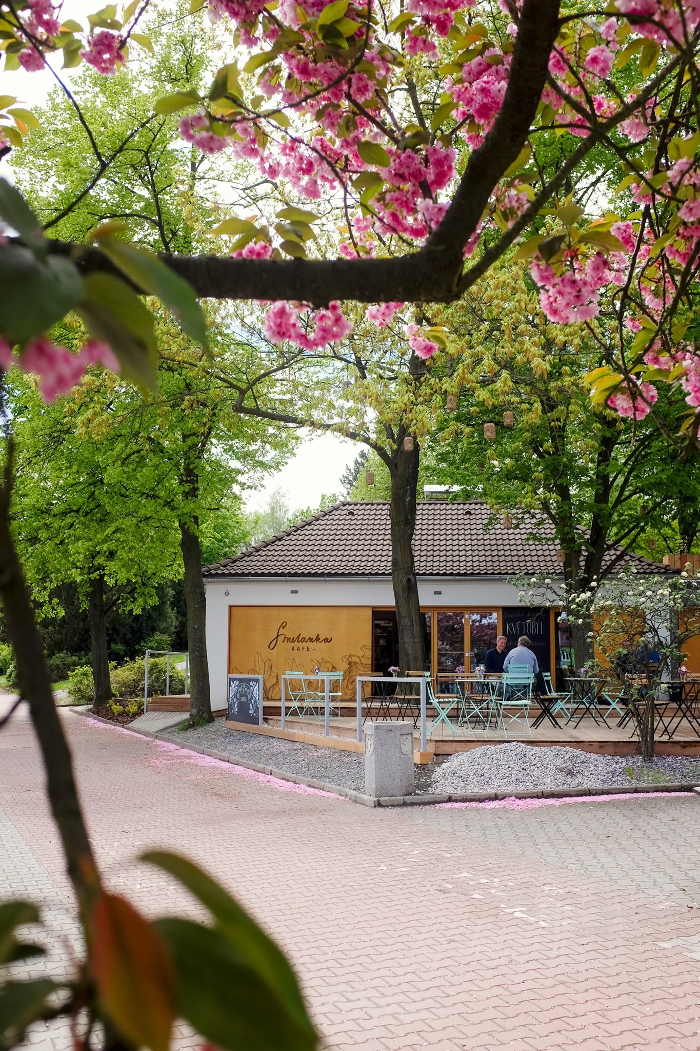 Kafe Smetanka — interiér kavárny v parku